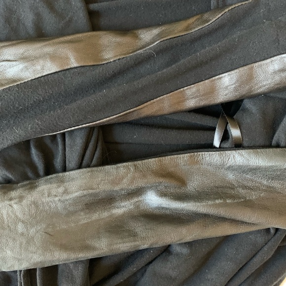 Danier leather wrap with leather sleeves. - Picture 6 of 9